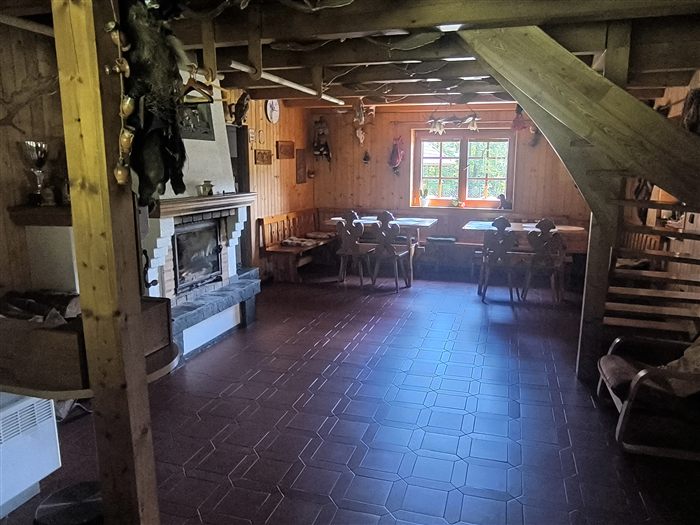 Společenská místnost s krbem